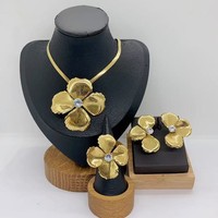 Ensemble de bijoux pour femmes AFXSION en acier inoxydable doré avec papillon creux, comprenant un collier, des boucles d'oreilles et une bague - pour les mariages et les fêtes