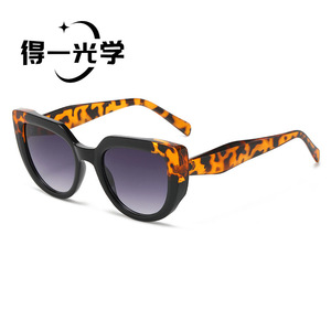แว่นกันแดดทรงแคทอาย UV400 กรอบ PC ป้องกันแสงแดดสำหรับทุกเพศ - Product Image 1