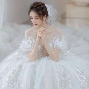 NDB10947 <span class=keywords><strong>La</strong></span> <span class=keywords><strong>robe</strong></span> <span class=keywords><strong>de</strong></span> <span class=keywords><strong>mariée</strong></span> principale, <span class=keywords><strong>la</strong></span> nouvelle <span class=keywords><strong>robe</strong></span> d'ambiance <span class=keywords><strong>pour</strong></span> <span class=keywords><strong>la</strong></span> <span class=keywords><strong>mariée</strong></span>, au style épuré et à <span class=keywords><strong>la</strong></span> longueur épaule - Product Image 3