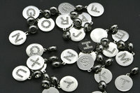 Lettres anglaises en acier inoxydable Rhinestone blanc cristal argile pavé de breloques rondes pour la fabrication de bracelets