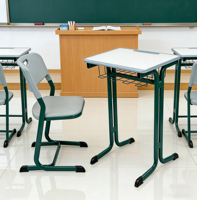 Table et chaises de formation scolaire essentielles pour la salle de classe, avec un design moderne, un cadre en acier et un plateau multicouche pour les collèges