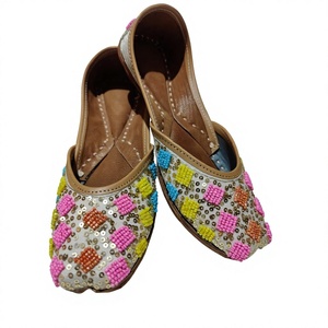 BS INTERNATIONAL Chaussures fantaisie tendance en cuir véritable faites à la main de style traditionnel pour femmes, très confortables, imprimé léopard - Product Image 3