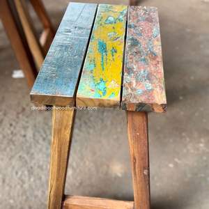 El taburete Rita Gap presenta un trabajo artesanal único en madera recuperada, colores vibrantes y un diseño compacto. - Product Image 2