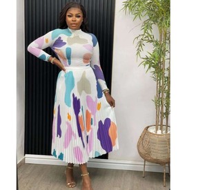 Set Due Pezzi da Donna di Alta Qualità Miyake: T-Shirt a Maniche <span class=keywords><strong>Lunghe</strong></span> con Pieghe Autunnali e Gonna Lunga Plissettata a Vita Alta - Product Image 1