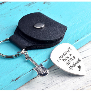 <span class=keywords><strong>Je</strong></span> <span class=keywords><strong>ne</strong></span> pouvais pas choisir un meilleur étui en cuir porte-clés guitare Pick gravure en acier inoxydable petit cadeau - Product Image 3