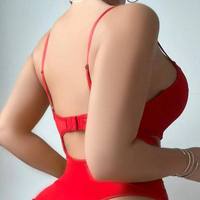 Body rouge à bretelles, lingerie Pure Desire, avec broderies en dentelle et appliques, bretelles fendues, style camisole, lingerie une pièce