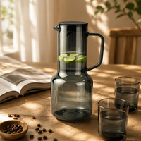 Pichet à eau moderne en verre coloré de 1600 ml avec couvercle, poignée et bec verseur – Compatible micro-ondes, sans BPA, pour eau froide/chaude, thé glacé, boissons, cuisine