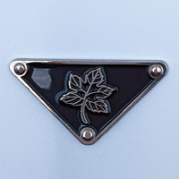 Plaque triangulaire en métal émaillé noir Logo gravé personnalisé Étiquette de vêtements pour sacs et accessoires