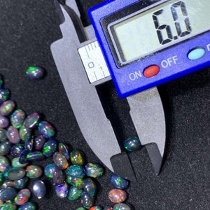 Ópalo Negro Natural Etíope en Piedra Suelta con Forma de Huevo, Buen Fuego de Color, Base Plana y Superficie Lisa Tratado Térmicamente - Product Image 4