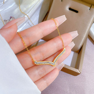 En stock <span class=keywords><strong>Collier</strong></span> en acier inoxydable plaqué or 18 carats avec lettre Luxe Femme Fiançailles Mariage Zircon <span class=keywords><strong>Collier</strong></span> en <span class=keywords><strong>V</strong></span> pour femme - Product Image 3
