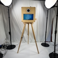 Photomaton vintage en bois avec écran tactile 15,6 pouces, anneau lumineux LED, hauteur de caméra réglable, impression instantanée pour mariage, fête, événement