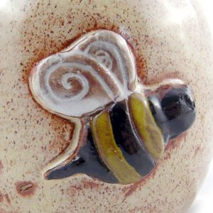 Modern Artisans Bee 20 onzas Gres Honey Pot Tarro <span class=keywords><strong>de</strong></span> cerámica con barra <span class=keywords><strong>de</strong></span> <span class=keywords><strong>miel</strong></span> <span class=keywords><strong>de</strong></span> madera <span class=keywords><strong>de</strong></span> cerezo - Product Image 3