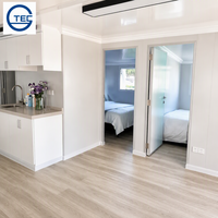 Maison conteneur préfabriquée modulaire extensible portable à double porte vitrée avec finition grain de bois et double fenêtre