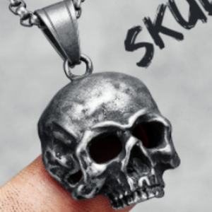 Collar con Colgante de Calavera Gótica de Acero Inoxidable, Chapado en Oro de 18K con 2 Ojos de Piedra Negra - Product Image 2