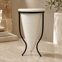 Vase en céramique moderne avec support en fer noir, vase décoratif sculptural de forme conique blanche pour la décoration de table console
