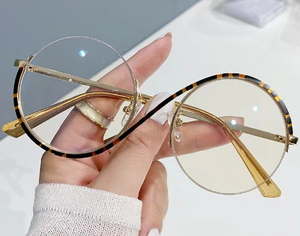Gafas con Protección Anti Luz Azul y UV400, Montura Metálica Media Nueva y Lentes Planas Cómodas con Diseño Asimétrico - Product Image 1