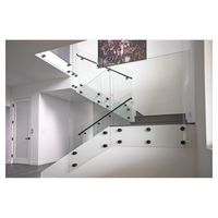Système de balustrade en verre architectural Prima avec base en U à LED pour balcon et balustrade de terrasse de luxe offrant une vue nocturne