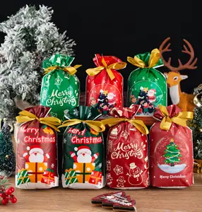 תיק מתנה פלסטיק גדול מותאם אישית תיק מתנה לחג המולד עם קשרים ותגים עבור פינוקים לחג