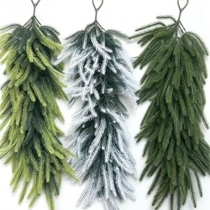 Guirlande de Noël artificielle en aiguilles de pin avec baies rouges et poinsettias pour décorations de fêtes - Product Image 3
