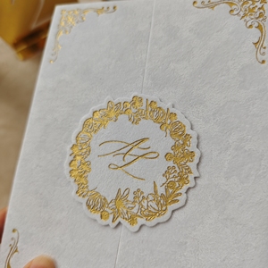 Invitations de mariage de luxe avec couverture en velours blanc, <span class=keywords><strong>double</strong></span> porte, motif floral et monogramme doré - Product Image 3