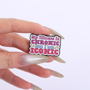 Alfileres de letras de nuevo diseño en stock, insignia colorida, mi enfermedad es crónica, pero soy un alfiler de solapa de esmalte suave icónico - Product Image 2