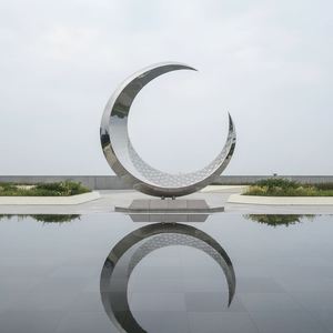 Escultura de Luna Grande Personalizada de Acero Inoxidable para Exteriores, Pulida a Espejo, Diseño de Luna Creciente Hueca para Decoración de Jardines, Paisajes y Plazas - Product Image 4