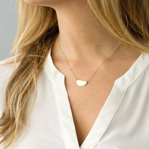Collana con Luna Crescente e Stella, Gioiello a Mezza Luna con Palma - Product Image 4