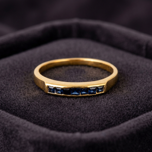 Bague en argent sterling plaqué rhodium de style classique gravée avec un saphir bleu, cadeau de mariage ou de fiançailles - Product Image 4