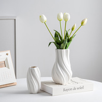 Vase pour arrangement floral, vase en céramique simple non verni de style crème premium, ornement de décoration pour le salon