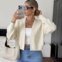 Vêtements en gros pour femmes : Cardigan en crochet brodé, style de marque, idéal pour les robes d'église