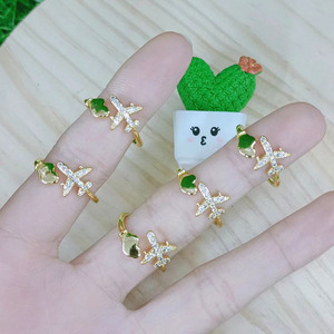 Anelli Delicati RM1599 Placcati Oro 18k con Micro Pavé di Zirconi Cubici a Forma di Aeroplano per Signore - Product Image 2