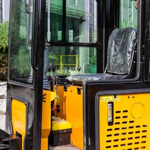 Mini-excavatrice sur chenilles 10KW avec lame de nivellement avant pour le nivellement des allées et du gravier sur chantier, couleur personnalisée, service OEM ODM - Product Image 6