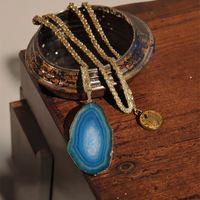 NE2140 Collier à chaîne avec pendentif en forme de tranche de géode en agate bleue turquoise, collier à la mode épais