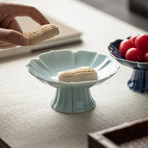 Plateau à fruits en céramique en forme de fleur, en porcelaine, sur pied, motif lotus, assiette à collation pour salon de thé, plat de service pour fête, style simple - Product Image 3