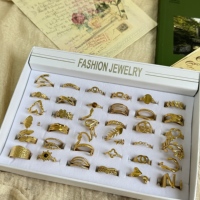 Assortiment de 36 bagues en acier inoxydable plaqué or 18 carats, style vintage, avec boîte à bagues incluse, vente en gros de bijoux fantaisie