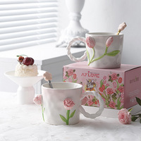 Tasse en céramique peinte à la main avec des tulipes et des roses, motif floral en relief 3D, cadeau pour meilleure amie