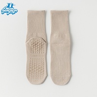 Vente en gros de chaussettes de sport antidérapantes en coton pour femmes, sans couture, absorbant la sueur et désodorisant les chaussettes de fitness