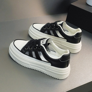 รองเท้าโลฟเฟอร์ผู้หญิง LYKU YB5A55 รุ่นใหม่ปี 2026 แบบเจาะรู ระบายอากาศได้ดี พื้นหนา ใส่สบาย แฟชั่นอเนกประสงค์ เหมาะสำหรับใส่ลำลอง - Product Image 4