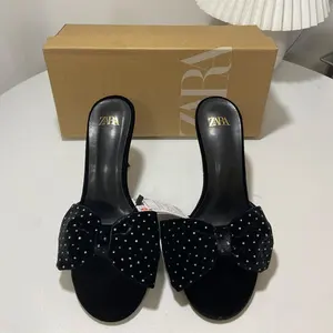 Nuove 2024 estive con tacco alto a testa tonda pantofole aperte con fiocco a fiori con strass decorati sandali vuoti da donna