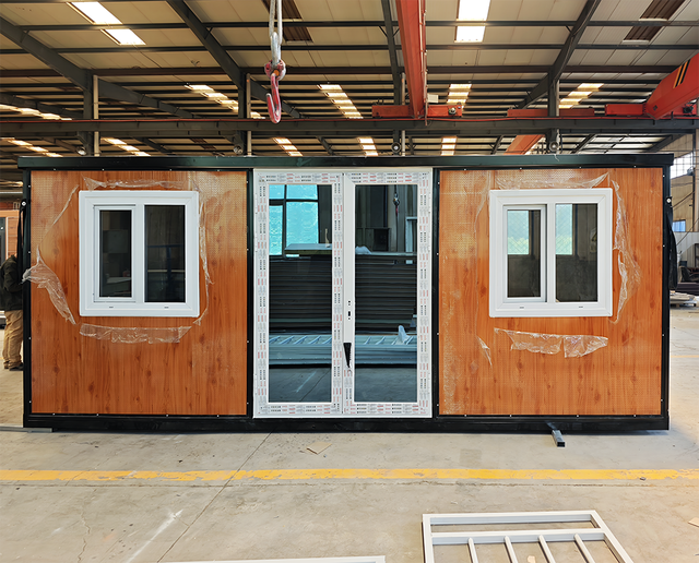 Low Cost Mobile Prefab Expandable 20ft Container House with Bathroom Modern Design Waterproof & Weatherproof