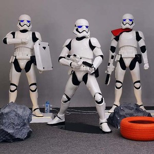 Grande sculpture de soldats blancs en fibre de verre de taille réelle <span class=keywords><strong>Star</strong></span> War-<span class=keywords><strong>Storm</strong></span> <span class=keywords><strong>Trooper</strong></span> sculpture statue en résine Movie figure Decor - Product Image 1