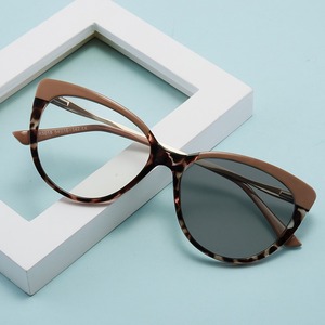 Wholesale Custom women cat eyes Optical spectacle phototropy frame fashion TR90 Anti Blue Light Blocking Photochromic eyeglasses