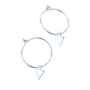Boucles d'oreilles créoles en argent 925 avec breloque triangle, design géométrique minimaliste, bijoux unisexes pour tous les jours - Product Image 1