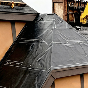 Sous-couche de <span class=keywords><strong>toiture</strong></span> hybride utilisant l'<span class=keywords><strong>étanchéité</strong></span> bitumineuse et la résistance synthétique pour une protection supérieure sur les pentes raides. - Product Image 2