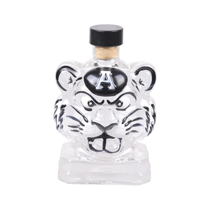 Carafe en verre en forme de tête de tigre, verre sans plomb avec détails peints en noir, idéale pour les spiritueux et la décoration de bar - Product Image 1
