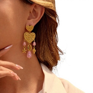Boucles d'oreilles pendantes bohèmes en acier inoxydable plaqué or avec cœurs, coquillages, étoiles de mer et perles à pampilles, idéales pour la plage ou comme cadeau - Product Image 3