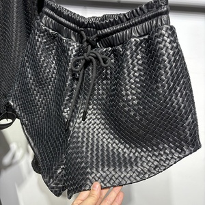 Shorts da Donna <span class=keywords><strong>in</strong></span> <span class=keywords><strong>Pelle</strong></span> Intrecciata Nera a Vita Alta - Stile a Gamba Larga con Elastico e Coulisse per l'Uso Quotidiano Autunno/Inverno - Product Image 2