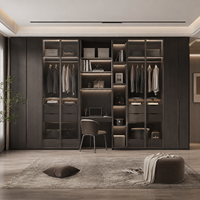 Armoire sur mesure haut de gamme autoportante avec coiffeuse intégrée, penderie intégrée, portes vitrées et éclairage LED