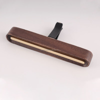 Rafraîchisseur d'air pour voiture aromathérapie personnalisé OEM diffuseur de parfum de rose moderne avec étui en bois pince pour bouche d'aération de parfum de voiture nouvel arrivage