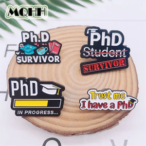 Sinh viên đại học món quà lưu niệm men pin tùy chỉnh lớp của 2026 tốt nghiệp ve áo Pin mortarboard cap trang trí kim loại pin huy hiệu - Product Image 5